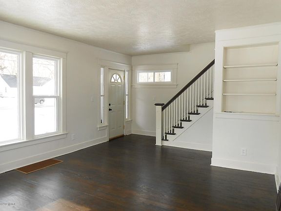 5th image of 28 Hinman Ave N