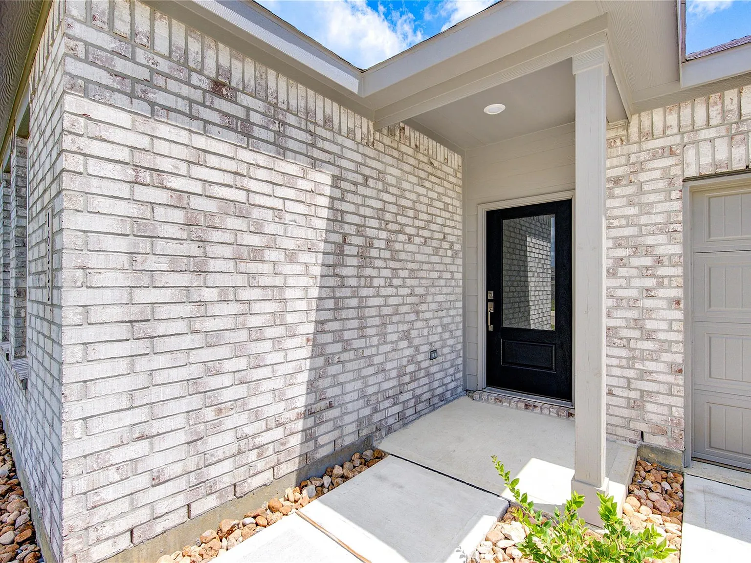 4 bed, 2.0 bath, 1922 sqft, $2,500 — Photo 3