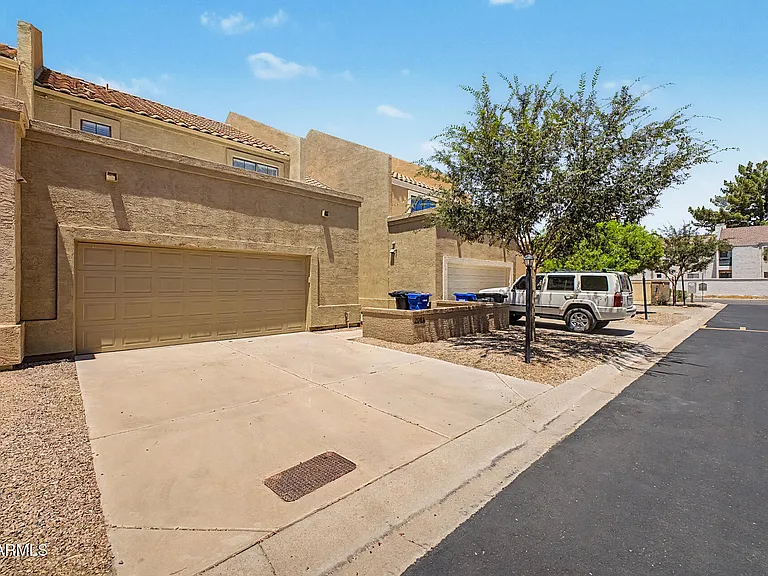 2084 N Sunset Dr — Photo 2