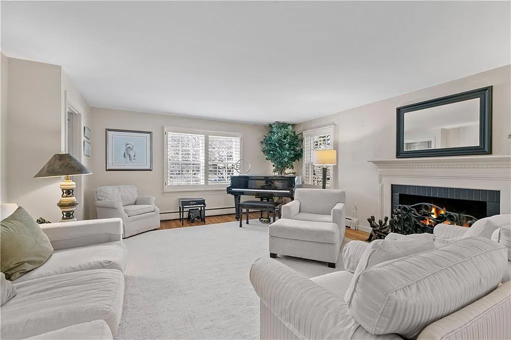 4 bed, 2.5 bath, 2536 sqft, $5,200 — Photo 3