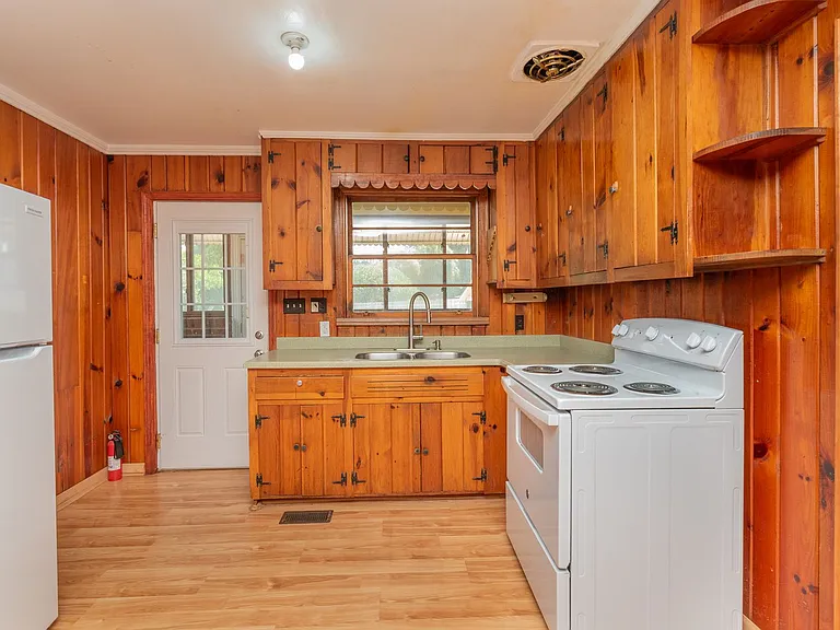 315 Georgia Ave — Photo 12