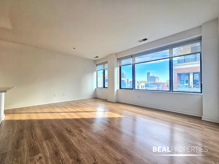 558 W Webster — Photo 34