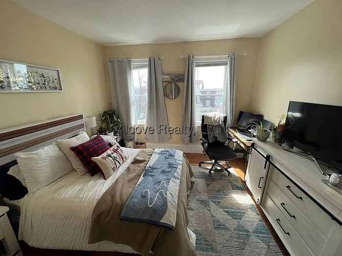 2 bed, 1.0 bath, $3,600 — Photo 1