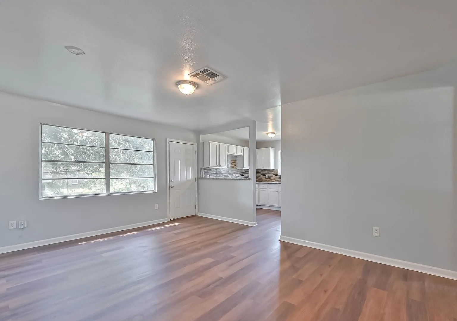 Fully Renovated 4BR/2BA Convenient South Houston Home Near Texas Medical Center & Major City Access — Photo 4