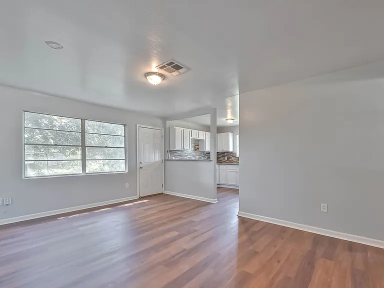3918 Tavenor Ln — Photo 4