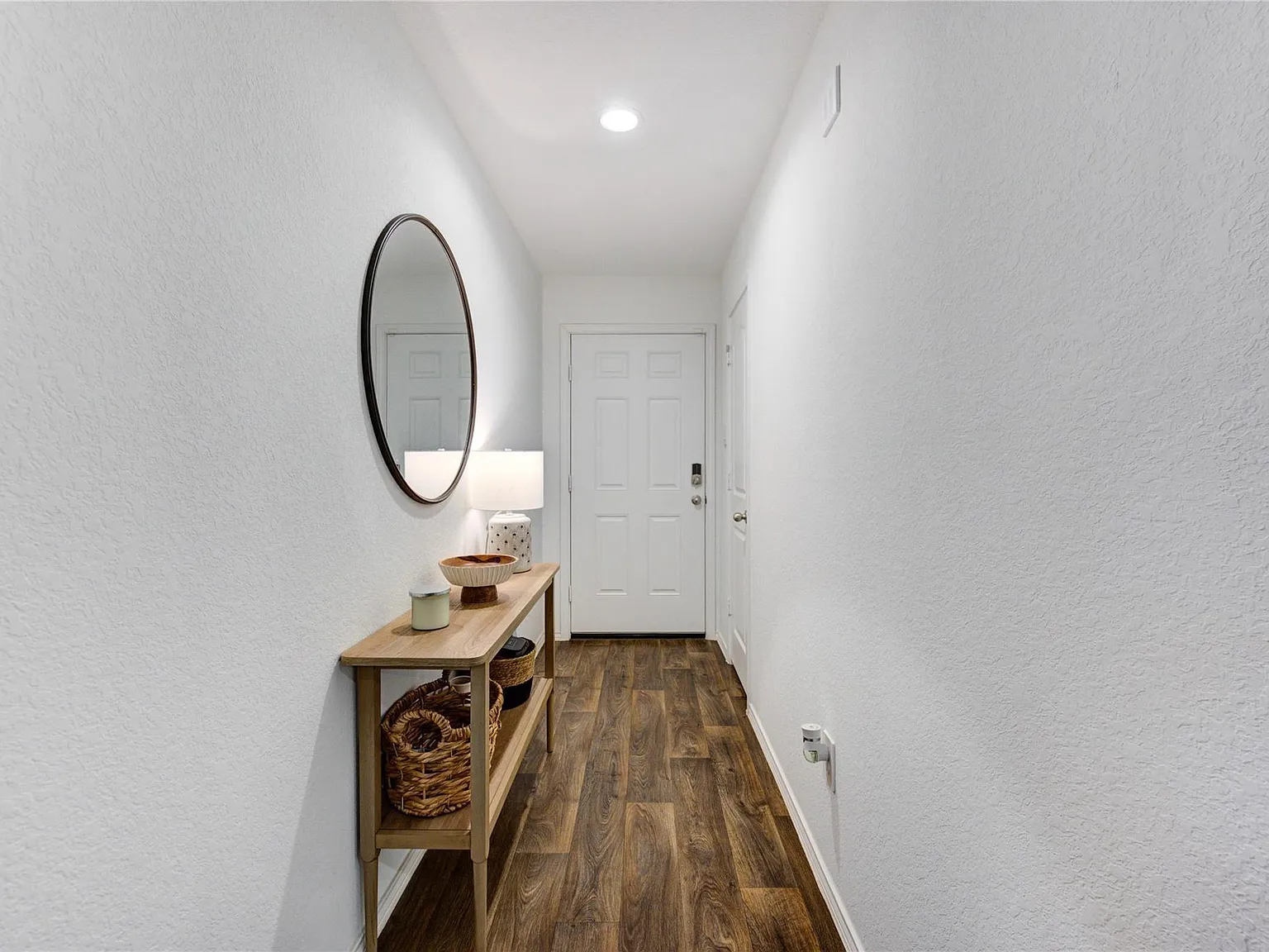 3 bed, 4.0 bath, 1621 sqft, $2,200 — Photo 2