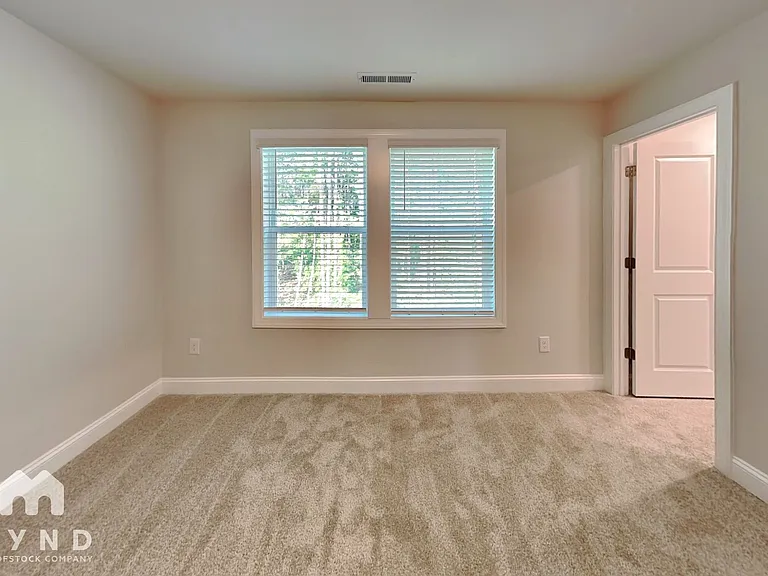 572 Barrington Row Ave — Photo 5