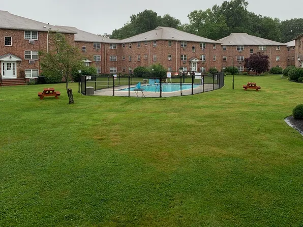 9 Colonial Village Dr APT 3, Arlington, MA 02474