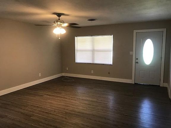 3rd image of 2406 Whitehall Cir