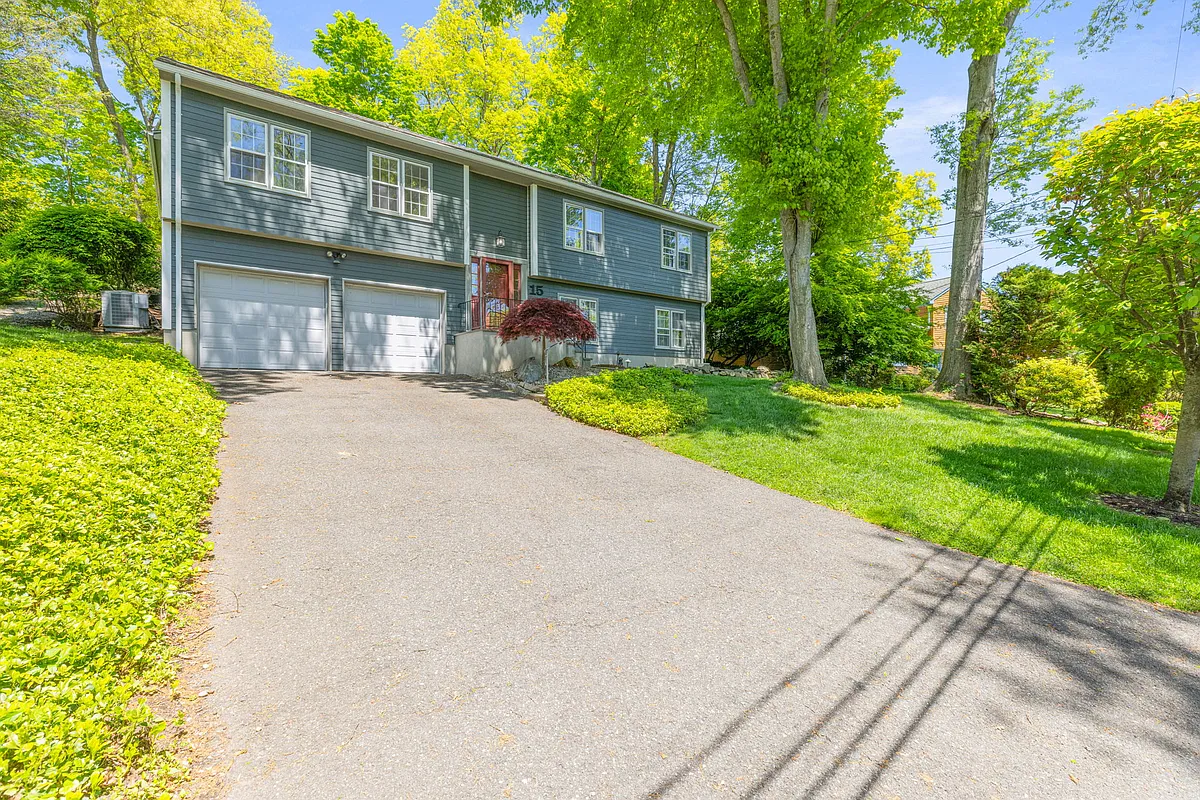 4-6 car driveway + 2 car garage - 15 Lancer Rd
