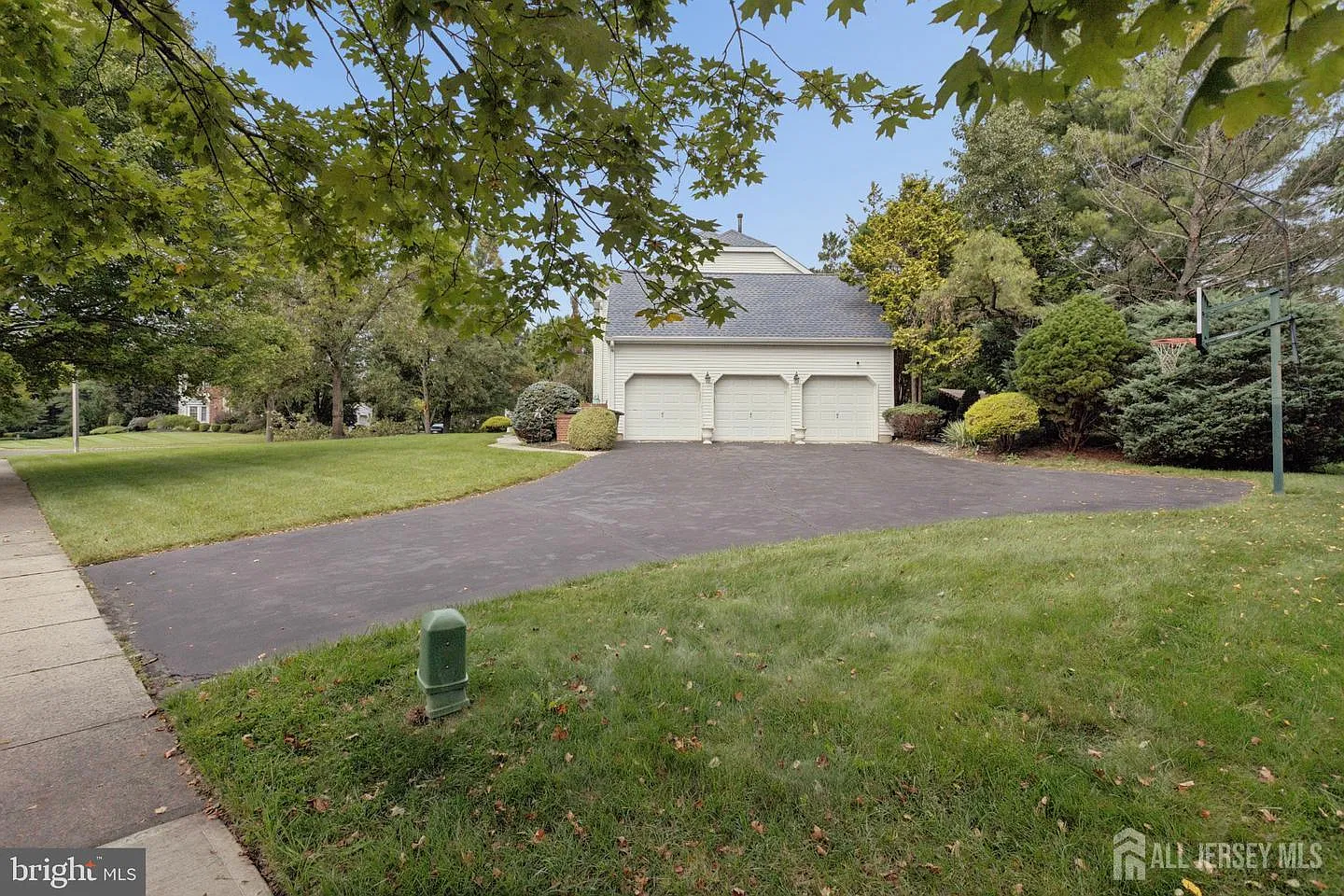 4 bed, 3.5 bath, 3943 sqft, $7,000 — Photo 2