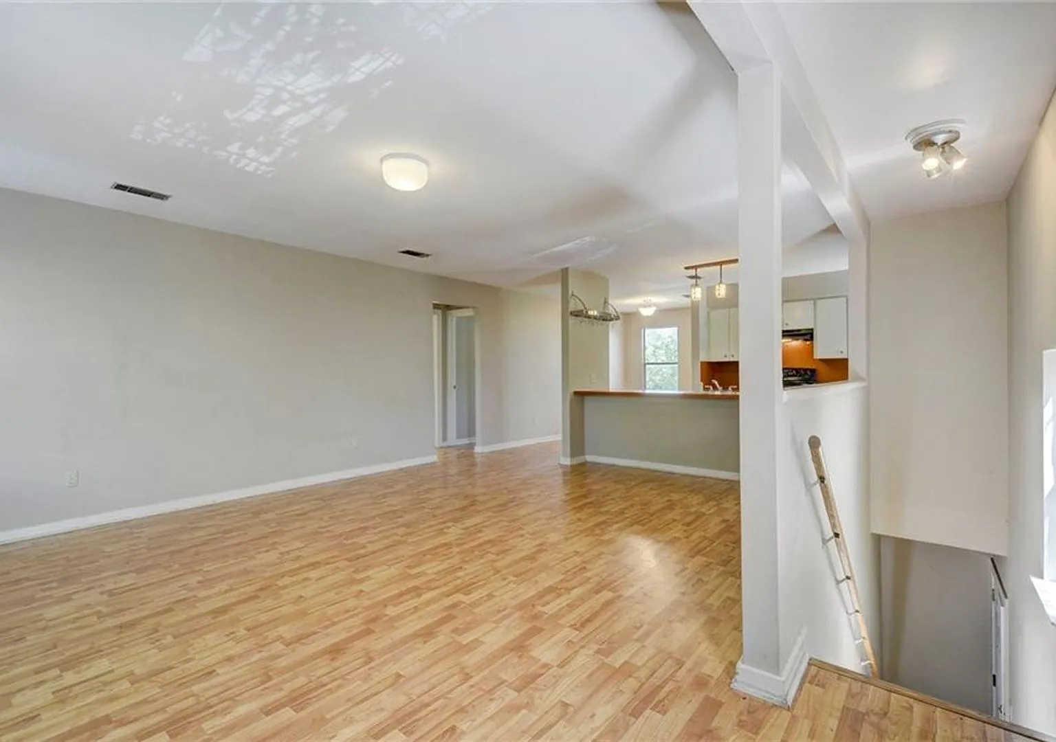 1305 Lorrain #E — Photo 3