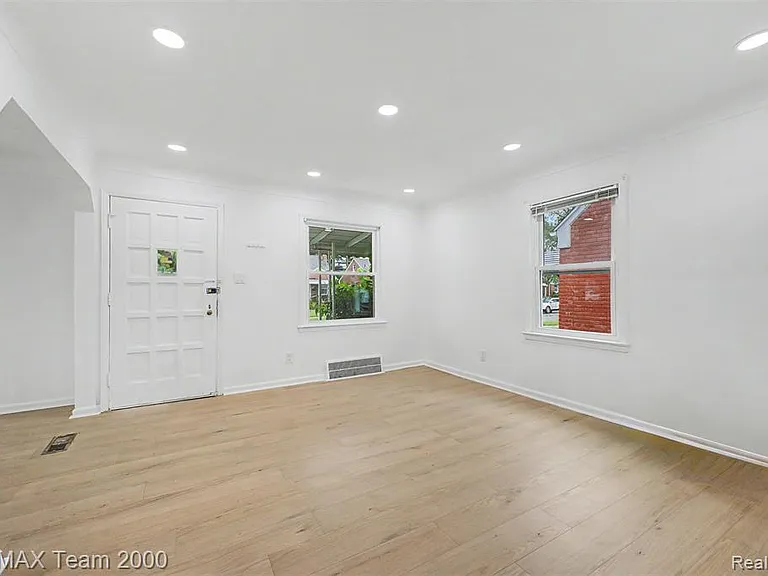 1670 Riverbank St — Photo 4
