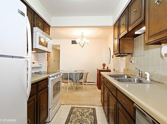 3rd image of 4107 W 98th St APT A