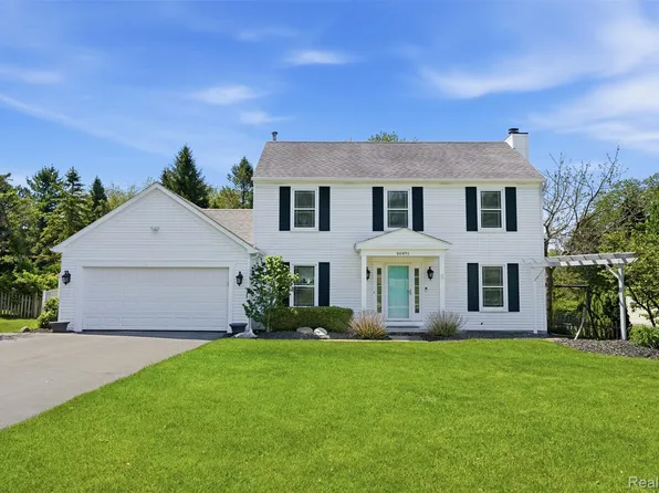 60491 Lamplighter Dr, New Hudson, MI 48165