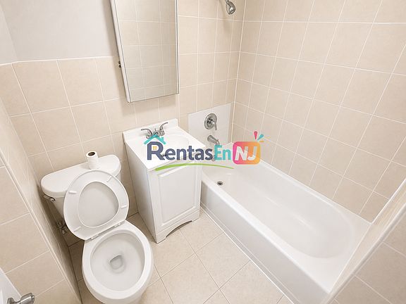 2nd image of 14 Nursery St #2A