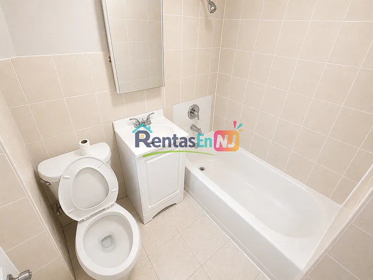 14 Nursery St #2A — Photo 2