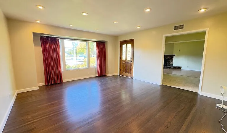 403 Lupin Ln — Photo 3