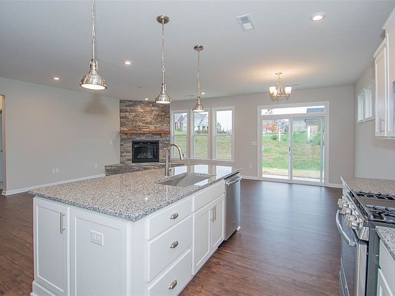 4th image of 1320 Woodlawn Ct