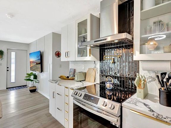 5th image of 115 W 31st Court