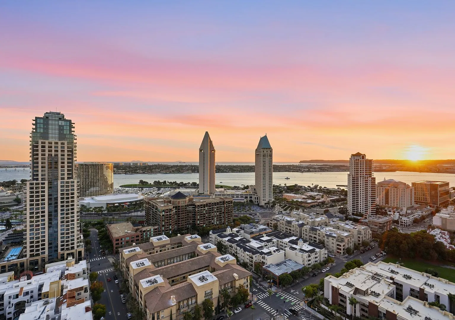 Luxury Penthouse Panoramic Bay & City Views For Rent — Photo 1