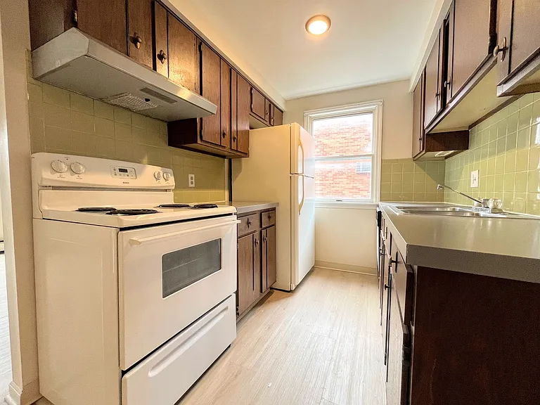 364 Robert Dr — Photo 4