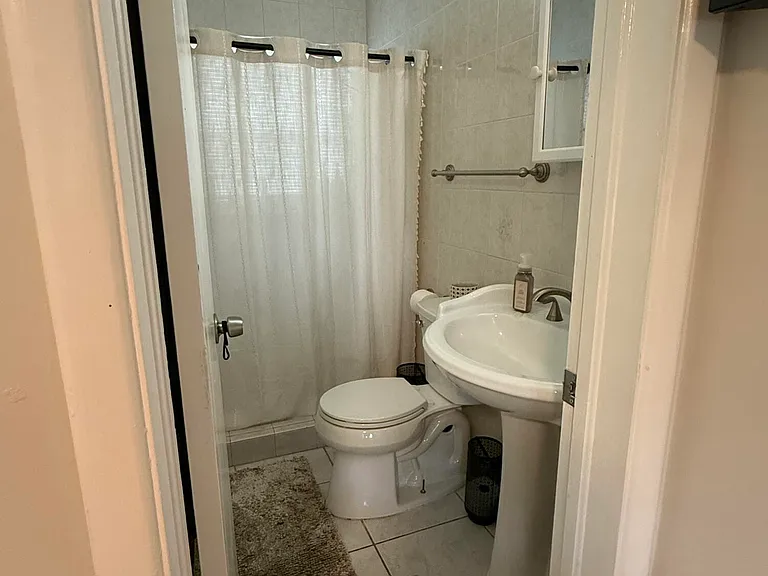 612 W Drew St — Photo 8