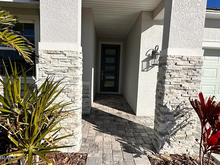 607 Clearwater Ave — Photo 2