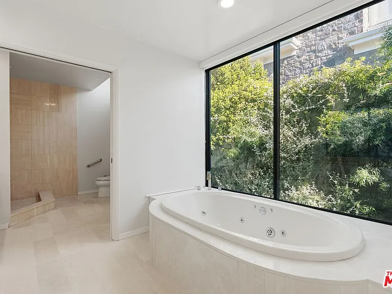 510 Toyopa Dr — Photo 18