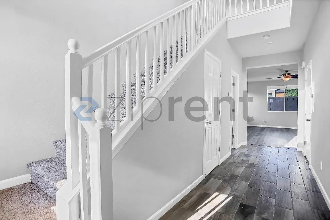 3 bed, 1900 sqft, $2,390 — Photo 4