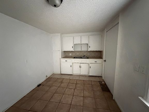 5th image of 2313 E Maple Ave