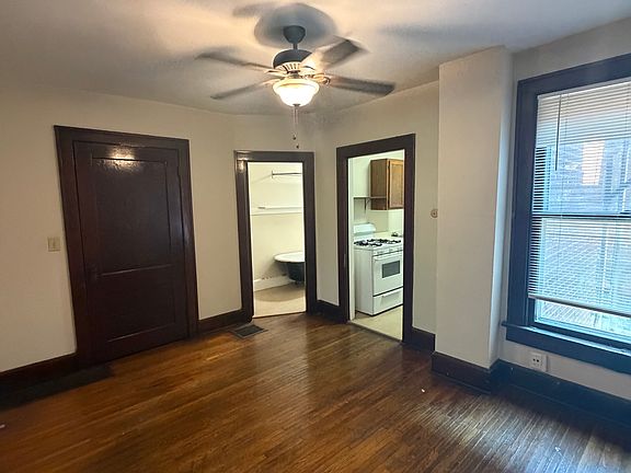 3rd image of 944 Hamlet St