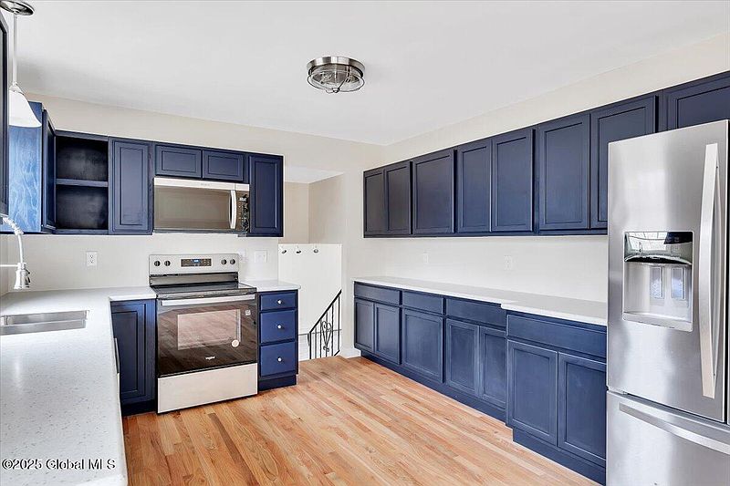 5th image of 11 West Drive