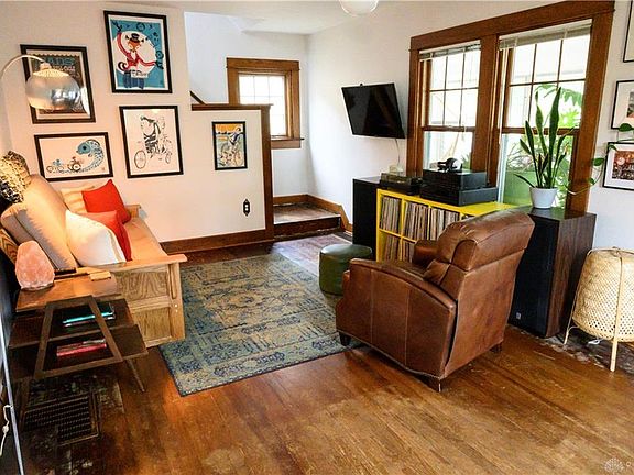 3rd image of 2627 Lynhurst Ave