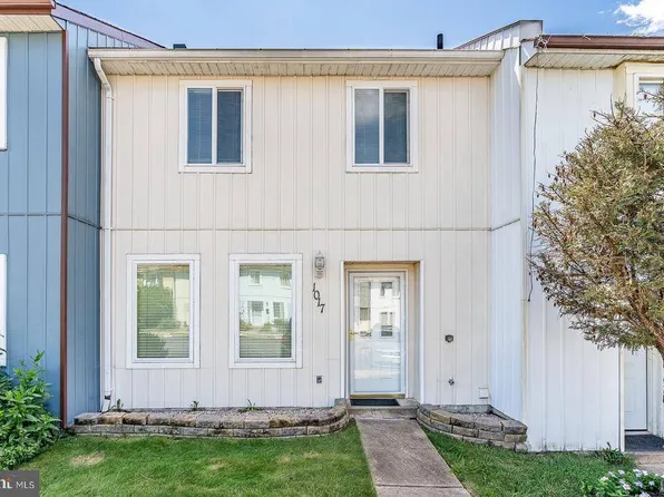 1017 Charles St, Herndon, VA 20170