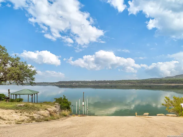 1629 Pr 1518, Bandera, TX 78003