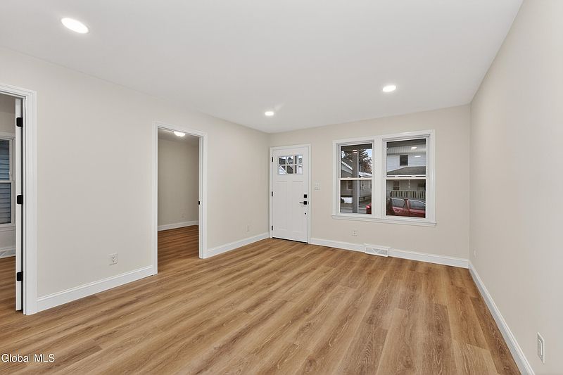 3rd image of 2858 Plunkett Avenue