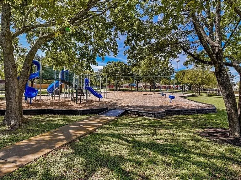1925 Alvarado Dr — Photo 24