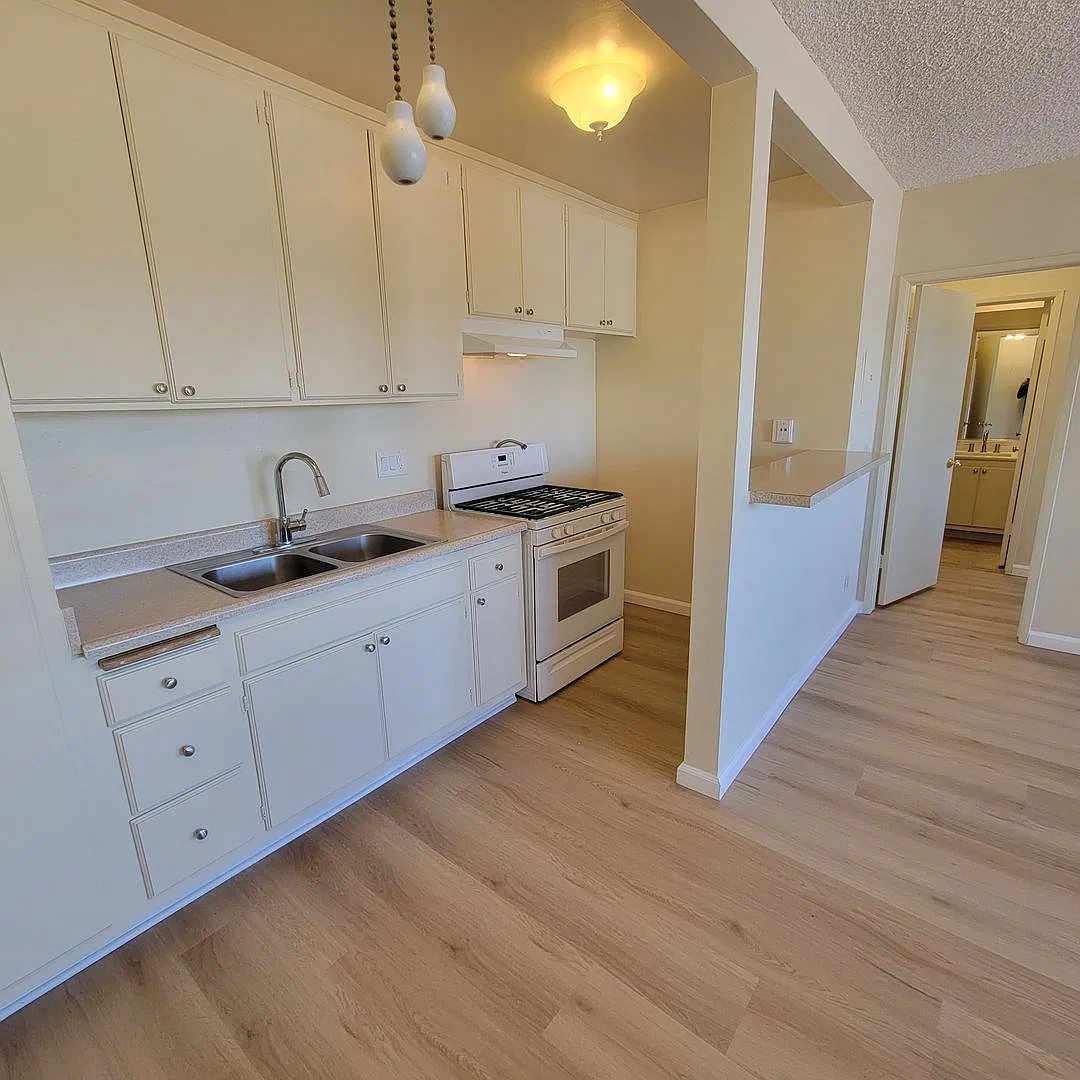 37 unit building close to CSUN! — Photo 3
