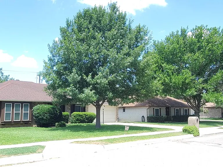 Side of home that shows stone privacy fence.
