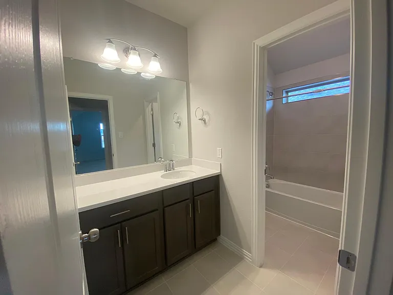 609 Silent Creek Cv — Photo 32
