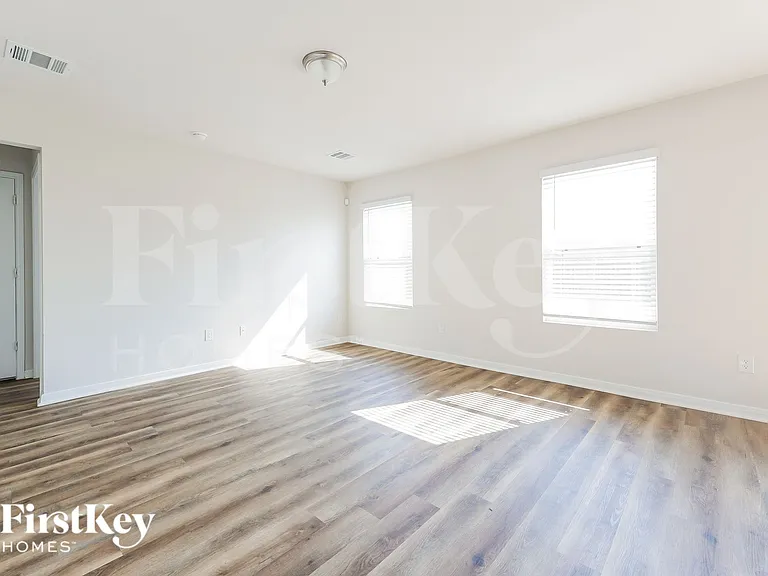 2104 Cedar Bend Dr — Photo 2