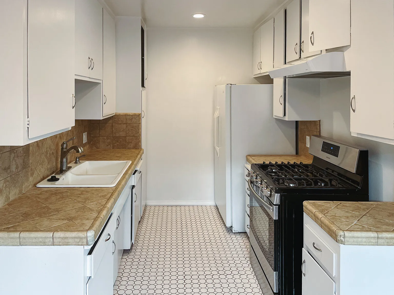 2 bed, 800 sqft, $3,050 — Photo 4