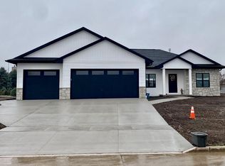 2404 Fox Chase, Manitowoc, WI 54220