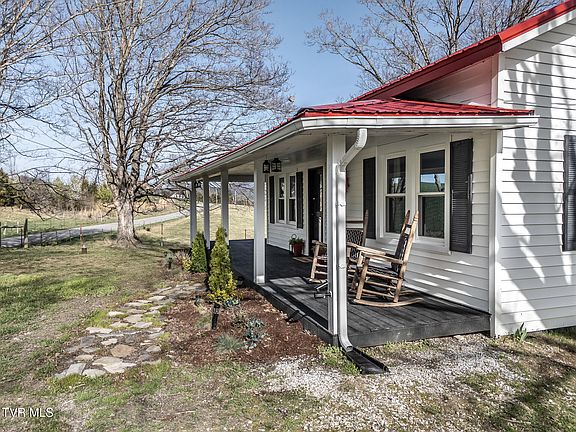 5th image of 645 Garrett Hill Rd