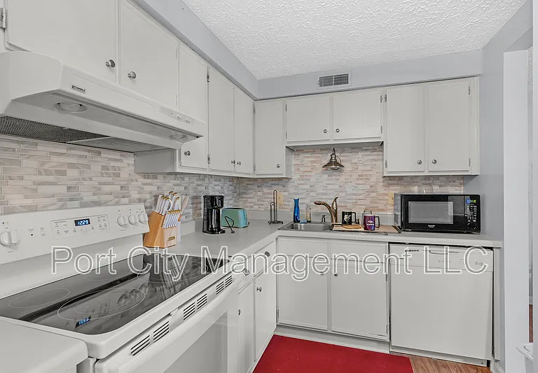 8030 Abbey Ct #H — Photo 13