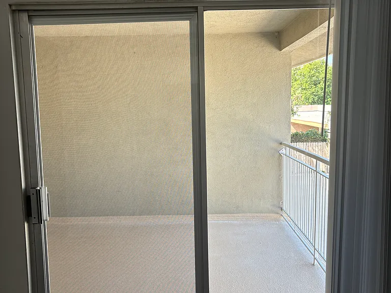 2 bedroom 2 bathroom upstairs flat apartment balcony