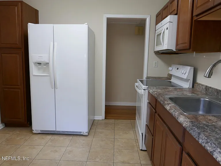 2404 Red Oak Dr — Photo 10