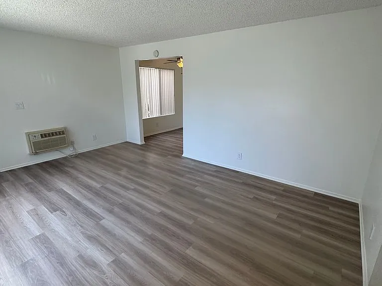 231 W Palmyra Ave — Photo 9