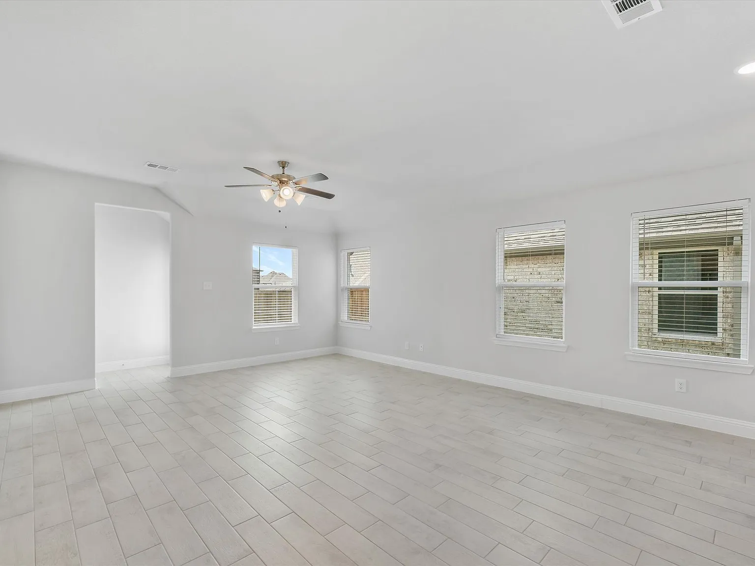 4 bed, 1988 sqft, $2,499 — Photo 4